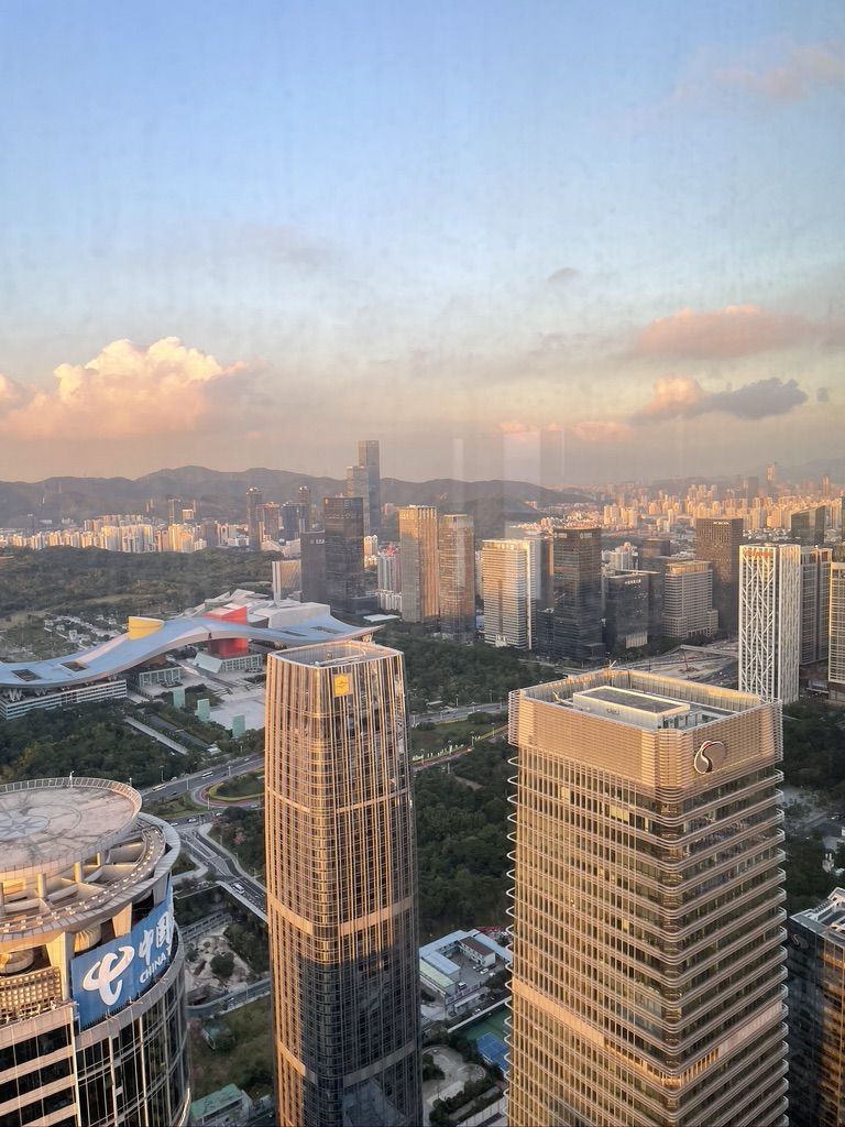 经过公正的赠与合同，赠与人反悔了，不办理登记手续，受赠人怎么办？
